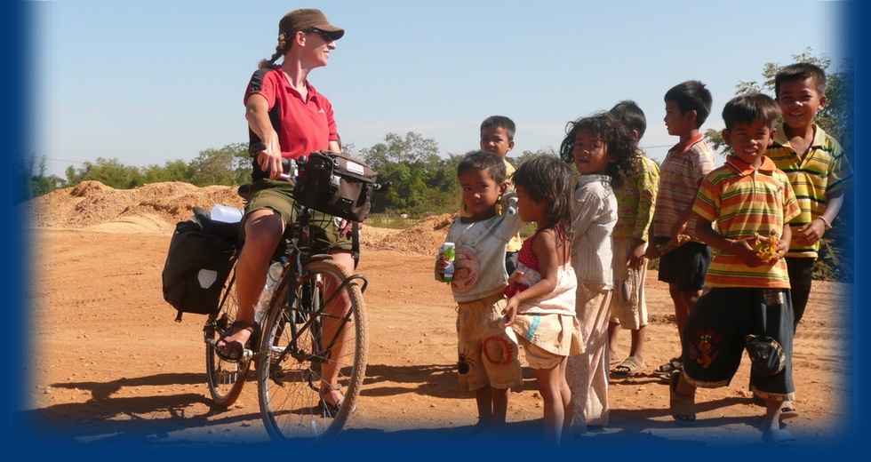 Marijke en johan op de fiets in Cambodja